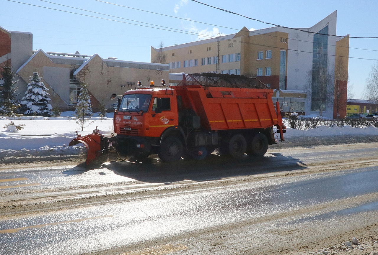 Брянск очищают от снега днем и ночью