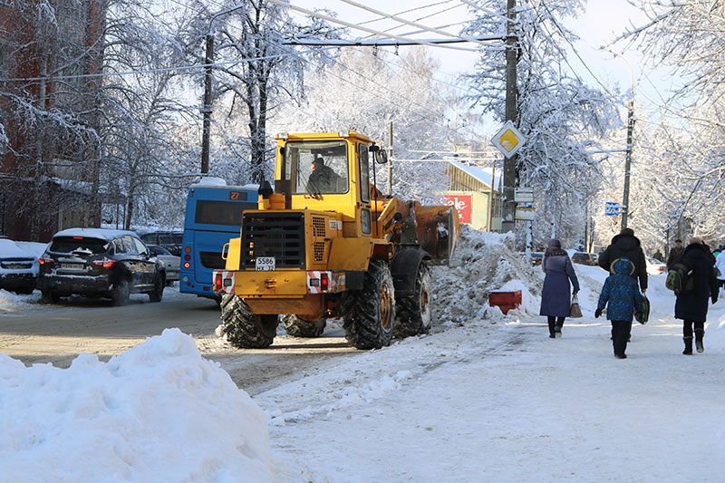 Восемь тысяч тонн снега вывезли с улиц Брянска за четыре выходных дня