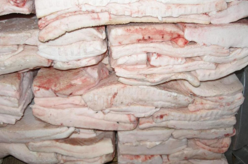 Сотни килограммов заграничного мяса, сала и орехов завернули в Брянской области