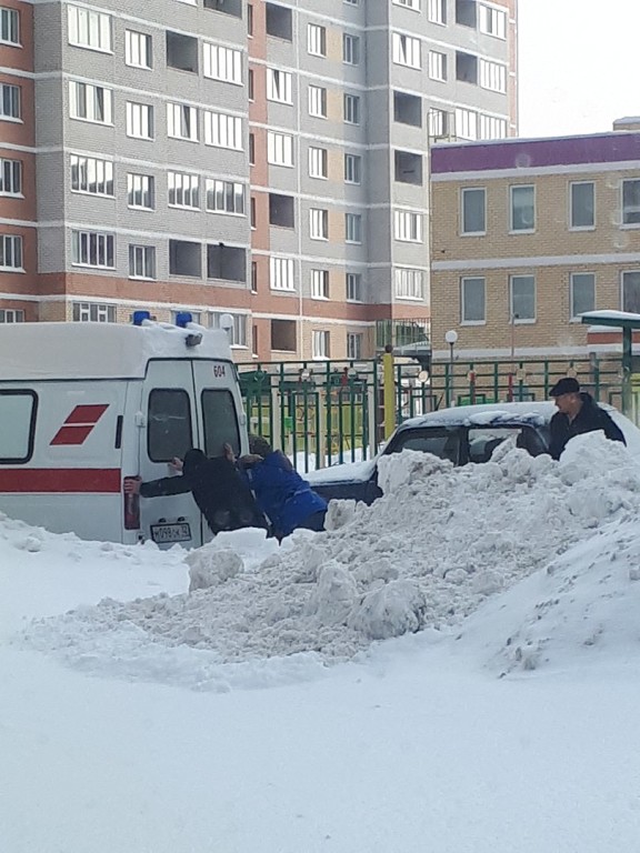 Жители Брянской области толкают автобусы и вызволяют из снега скорые