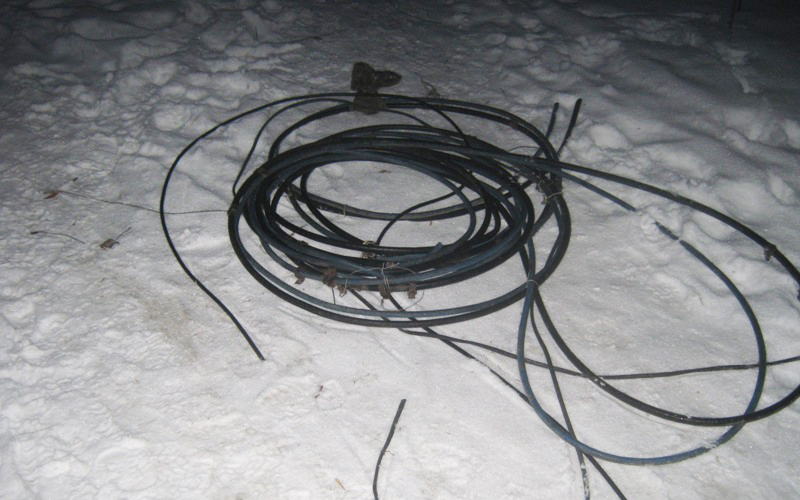 Жителей брянского села застукали при попытке украсть оборванный непогодой кабель