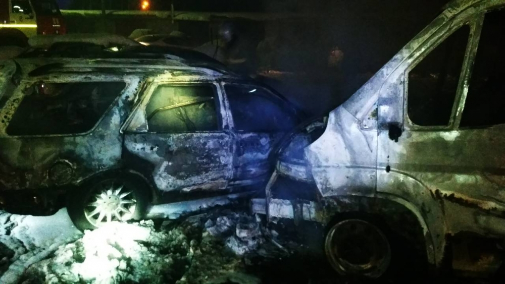 В Брянске минувшей ночью горели пять машин