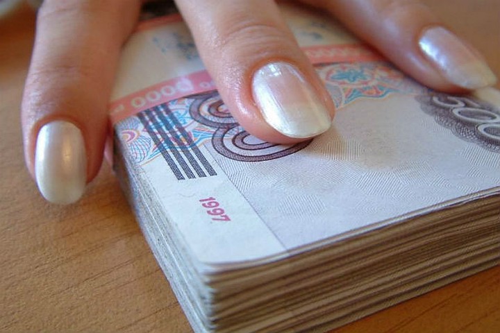 В Белых Берегах лжесоцработницы украли у пожилой женщины 100 тысяч рублей