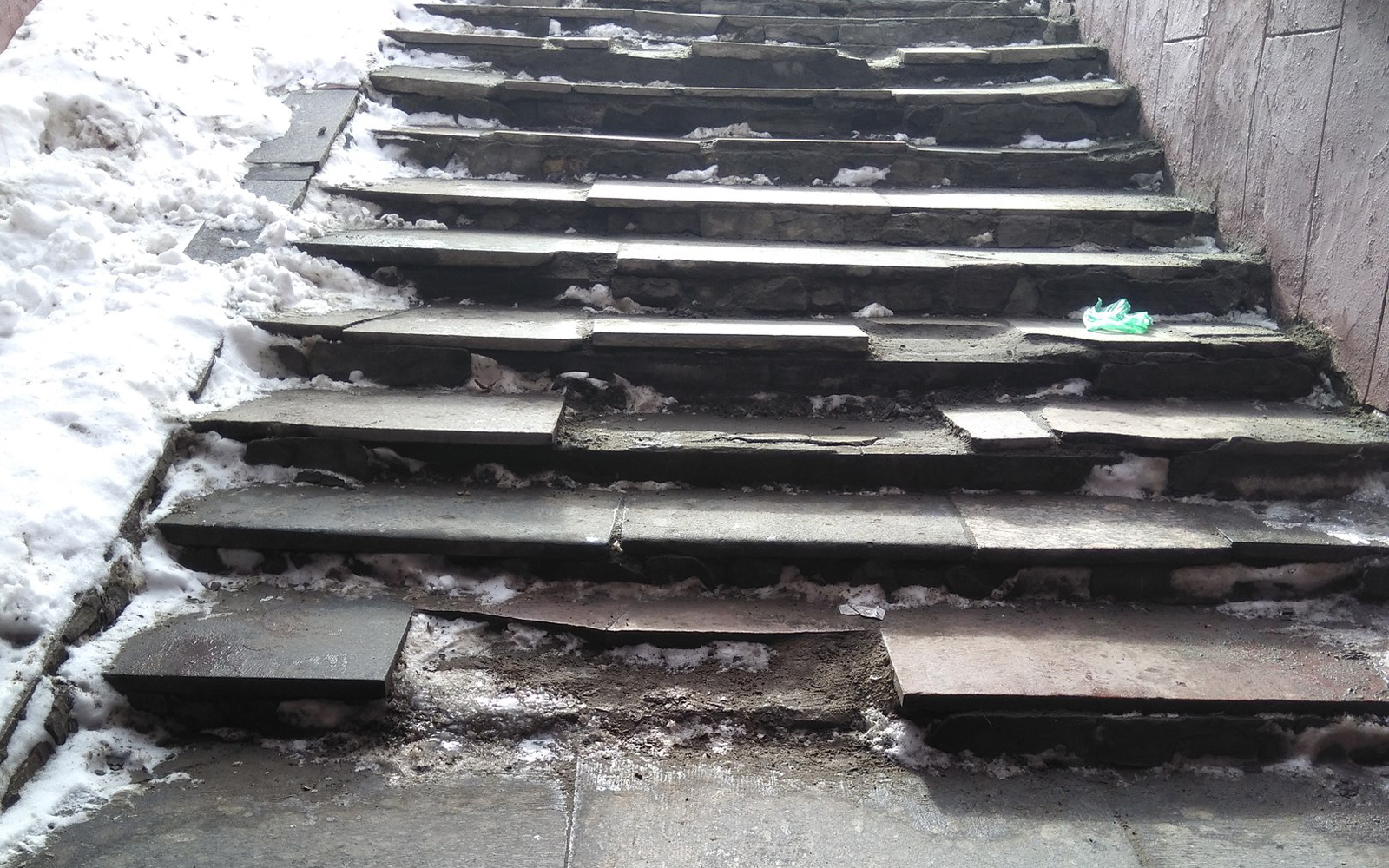 Фото лестницы в подземный переход в Брянске напоминает кадры после бомбежки