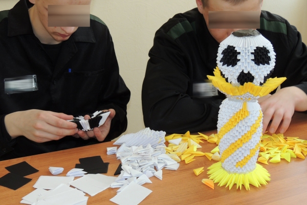 Воспитанники брянской колонии смастерили кубок мира по футболу из оригами