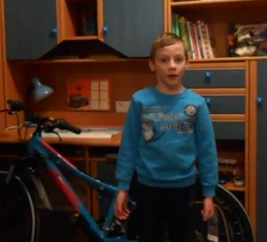 Футболисты сборной России подарили велосипед школьнику из Новозыбкова