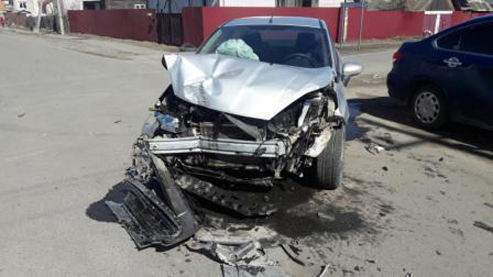 Пассажир иномарки сломал нос в аварии в Брянске