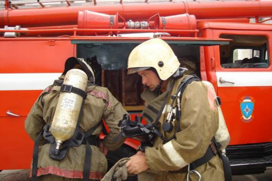 Пожарные спасли человека из горящей квартиры в Брянске