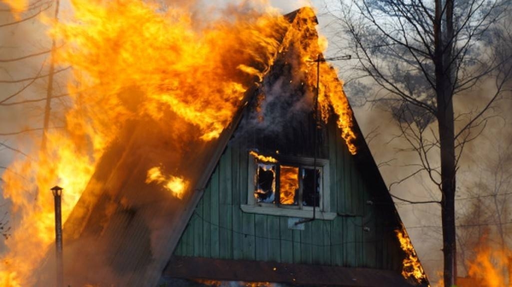 В Путевке сгорела дача