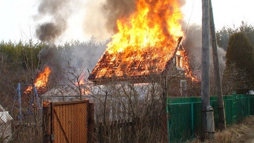 В Погарском районе сгорели дом и дача
