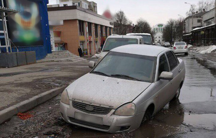 В Брянске на улице Емлютина автомобили уходят под землю