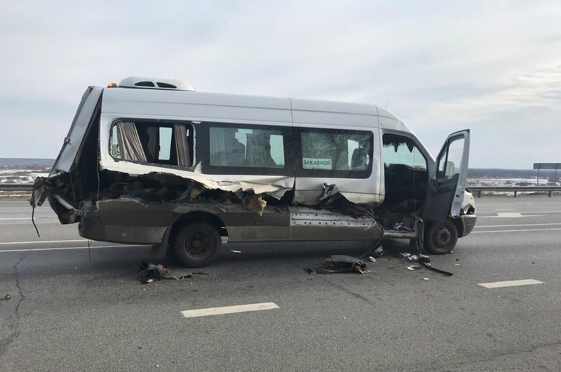 Пять пассажиров микроавтобуса получили травмы в дорожной аварии под Выгоничами
