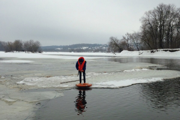 В Брянске спасли дрейфующего на льдине подростка