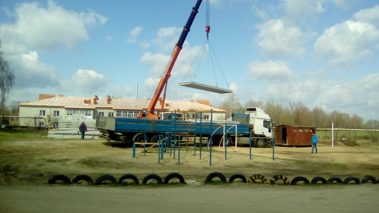В Новозыбкове не огороженная стройплощадка соседствует с песочницей
