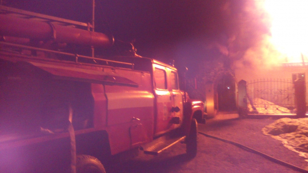 В Дятьково пожарные полтора часа тушили горящий дом