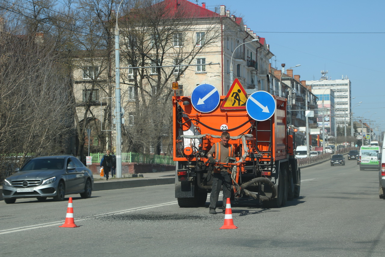 В Брянске ремонтируют асфальт на оживленных улицах