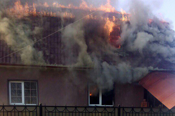 В Брянске сгорел двухэтажный дом