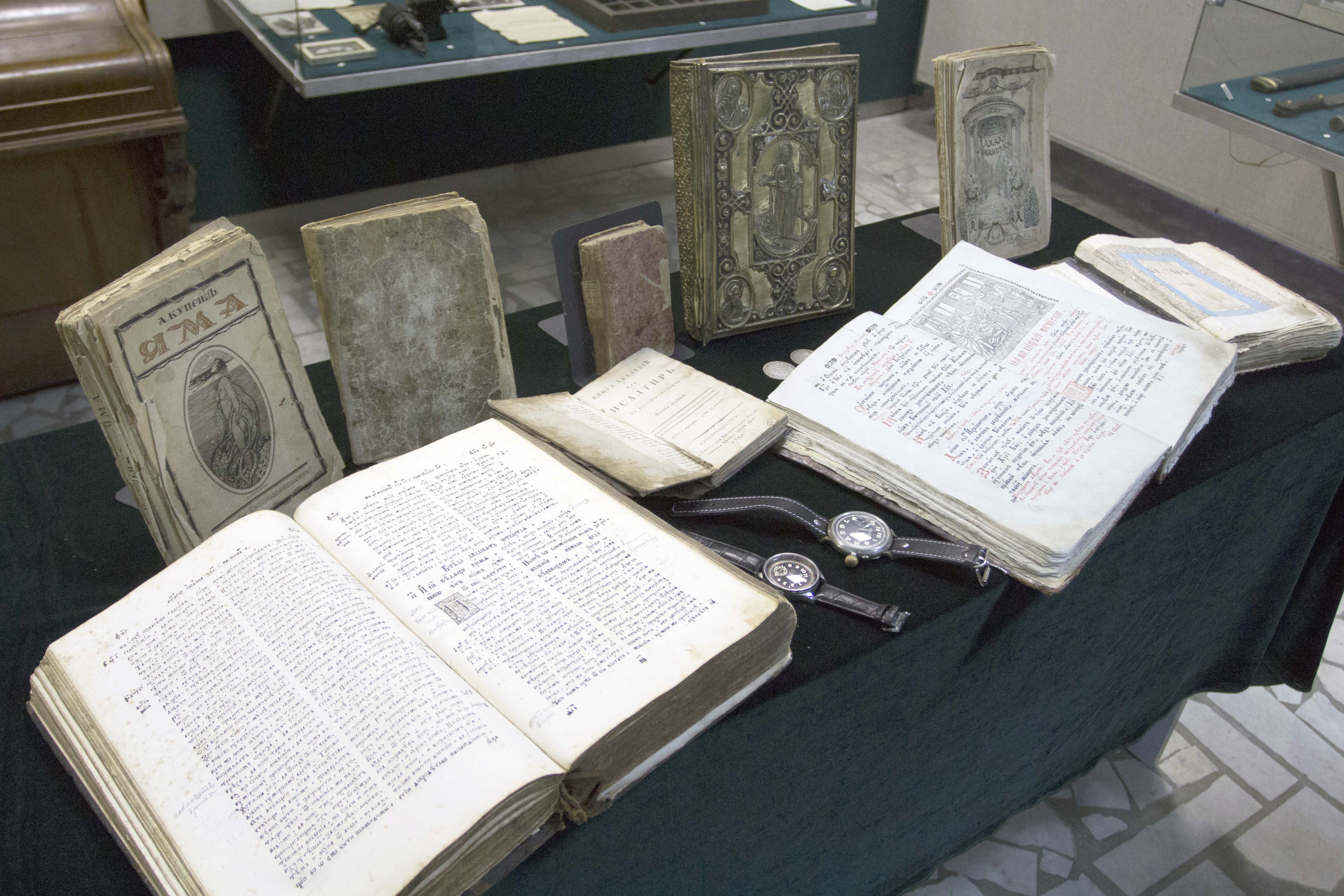 Брянская таможня передала музеям иконы, книги и часы «Павелъ Буре»