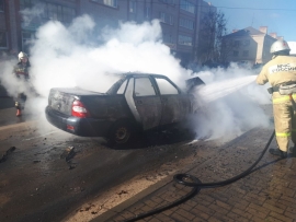 В центре Клинцов сгорел автомобиль
