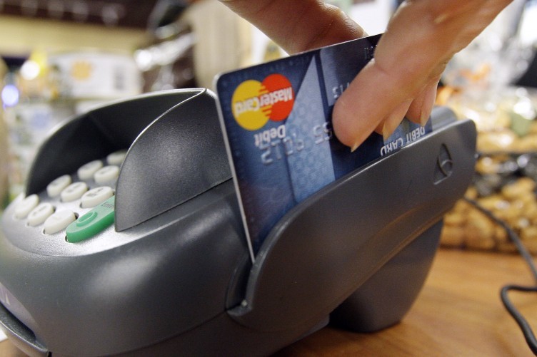 Брянцы стали чаще оплачивать покупки банковскими картами