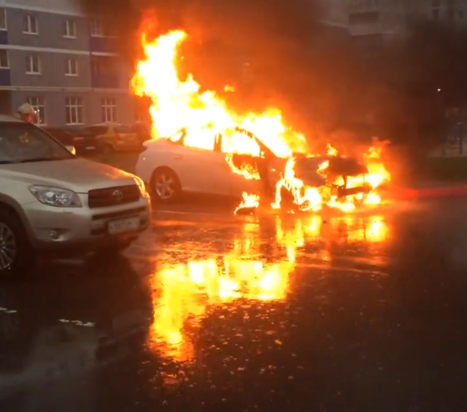 В Брянске сняли на видео горящую на рассвете машину, до которой пожарные добрались за несколько секунд