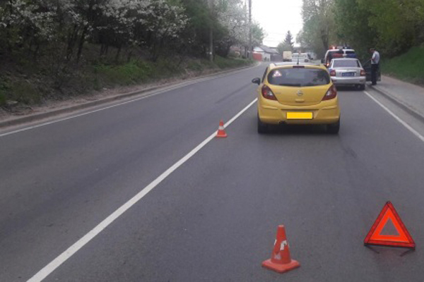 В Брянске велосипедист спас пешехода и врезался в автомобиль