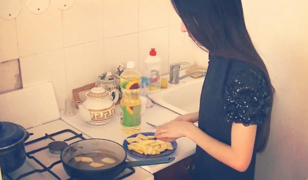 Житель Клинцовского района не разрешал жене готовить детям еду