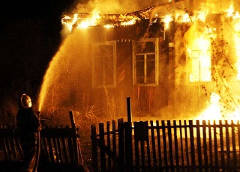 В Брянске в полночь сгорел жилой дом