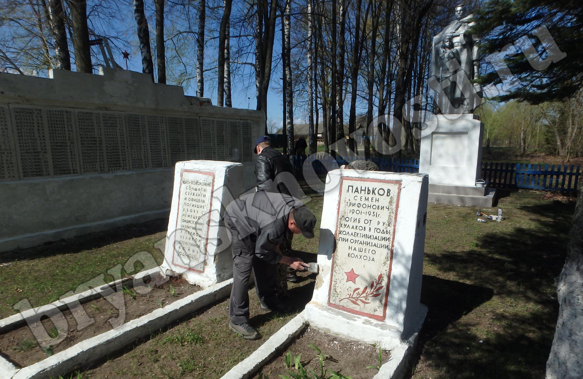 Сотрудники Ространснадзора взяли шефство над заброшенным мемориалом в климовском селе
