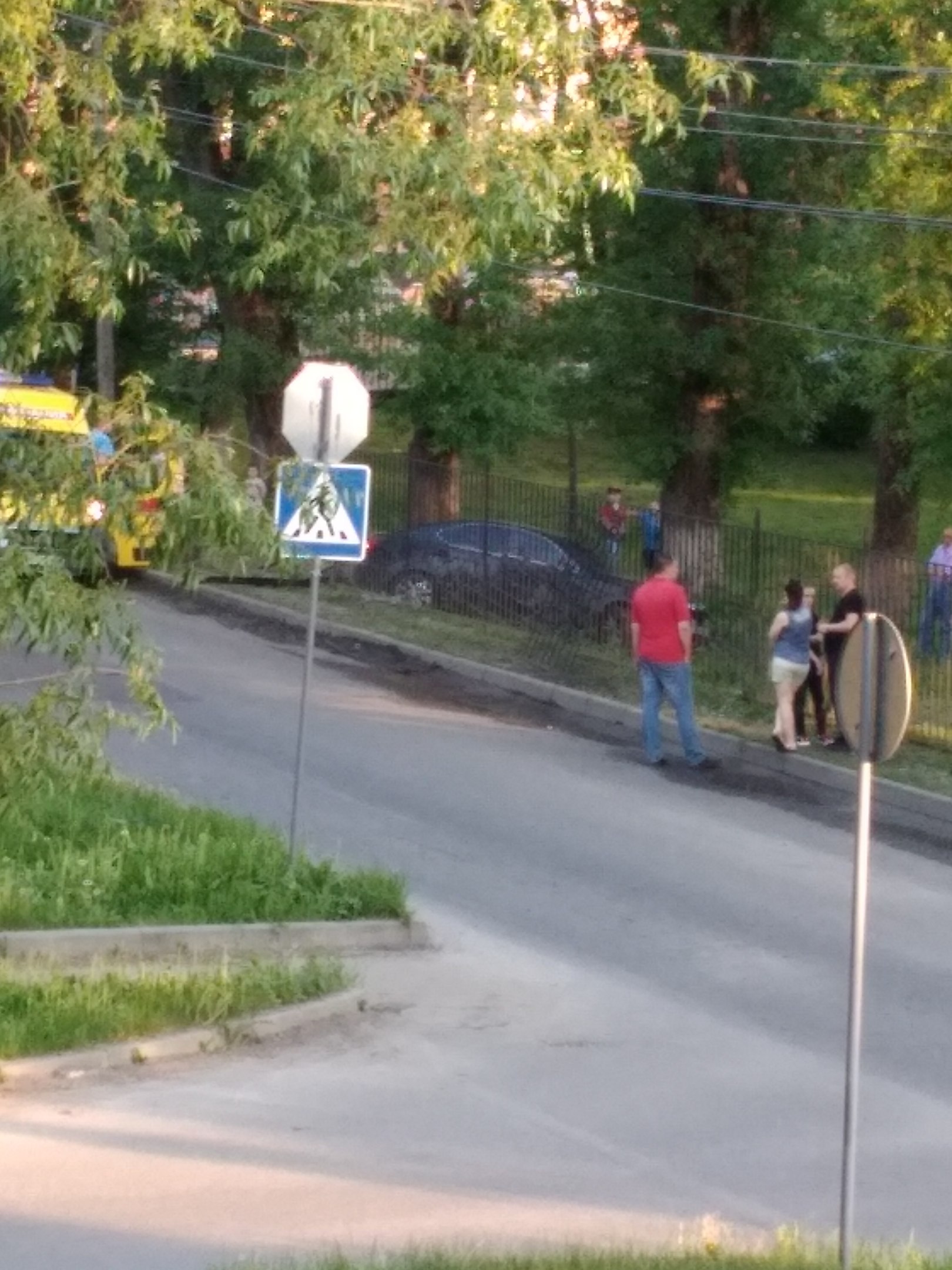Иномарка въехала в забор детской поликлиники в Брянске
