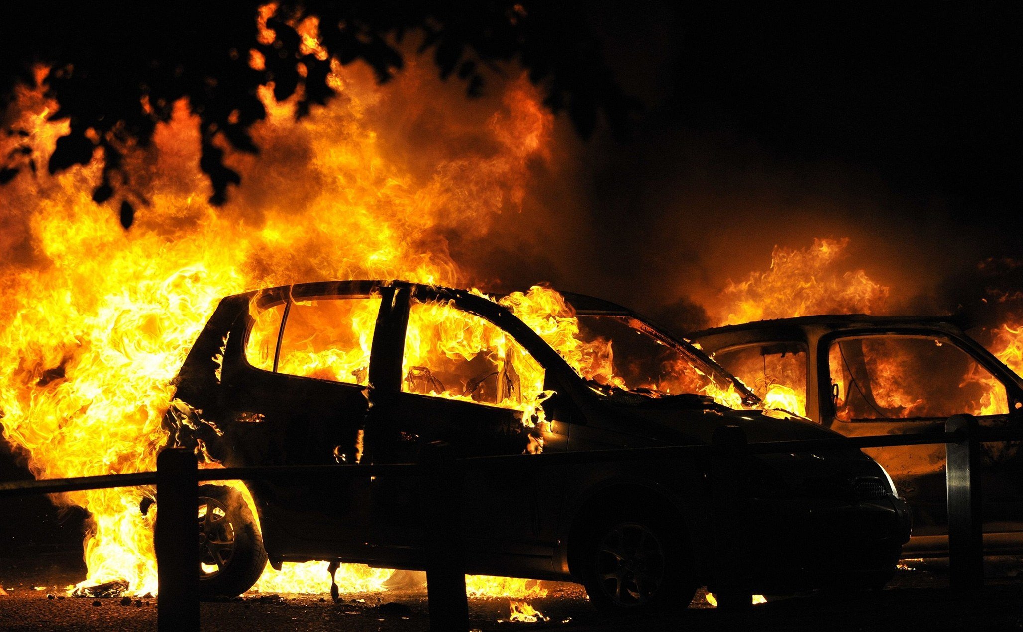 В Брянске ночью сгорели два автомобиля