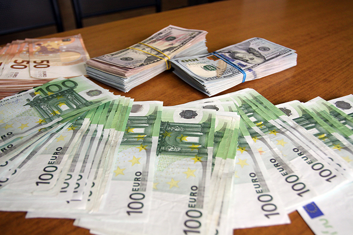 Брянские таможенники нашли у пассажира киевского поезда десятки тысяч евро, долларов и гривен