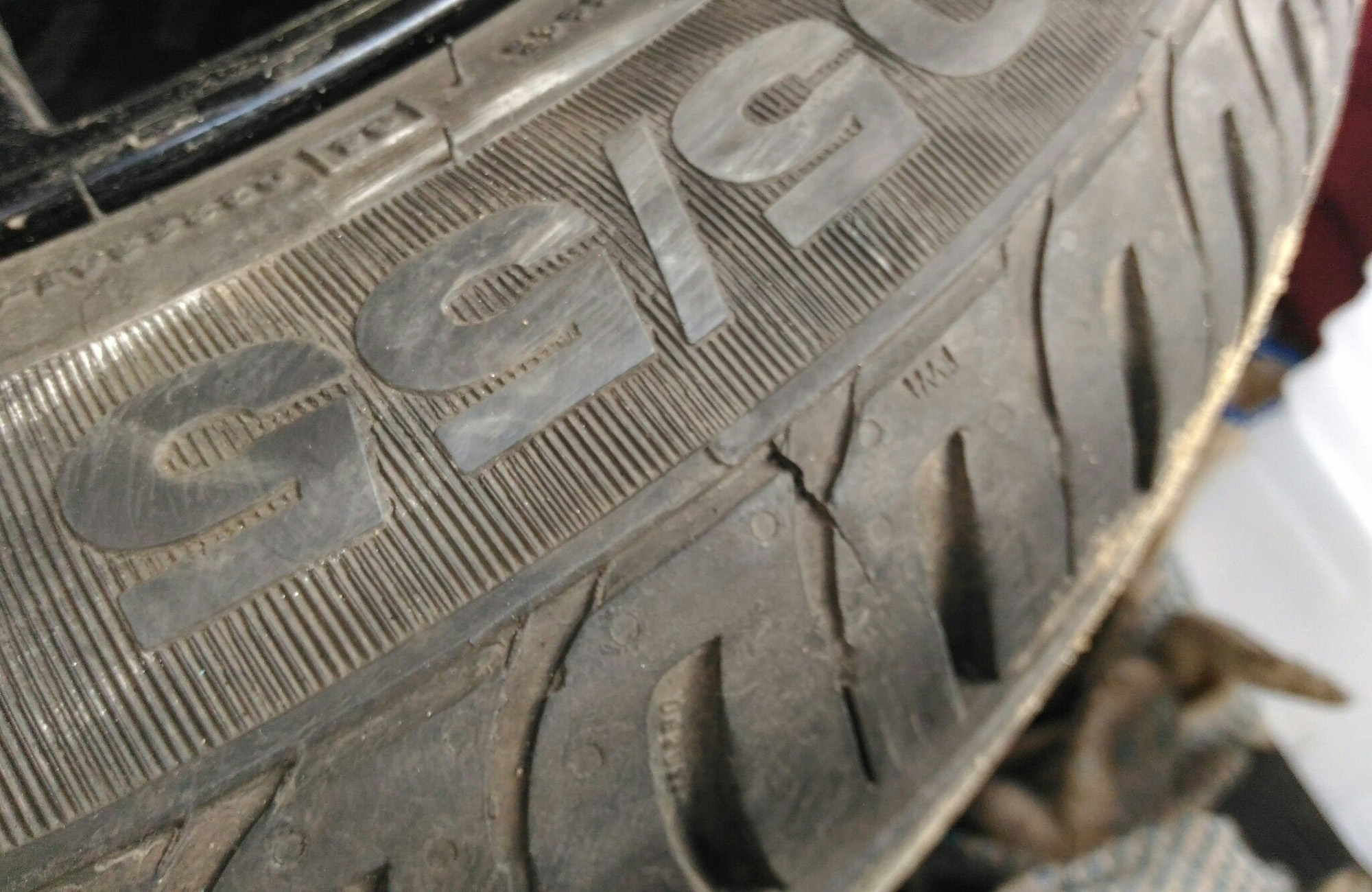 Очевидцы: в Брянске режут шины припаркованных «не там» машин