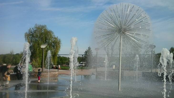 Новый фонтан на набережной в Брянске сломали