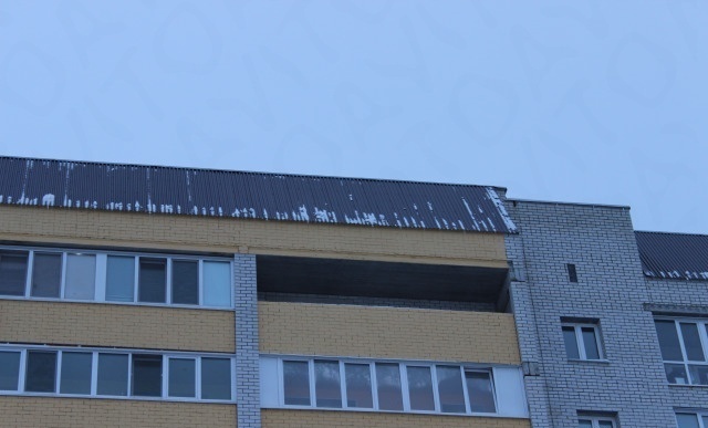 Житель многоэтажки в Брянском районе пожаловался на протекающую крышу