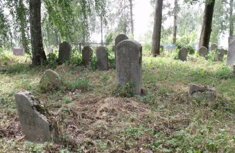 Жителей Стародуба пригласили на расчистку древних надгробий еврейского кладбища