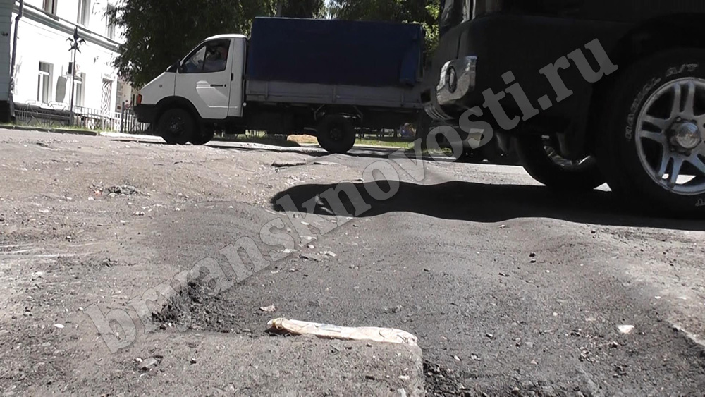 В Новозыбкове водители недоумевают от ремонта дороги в центре города