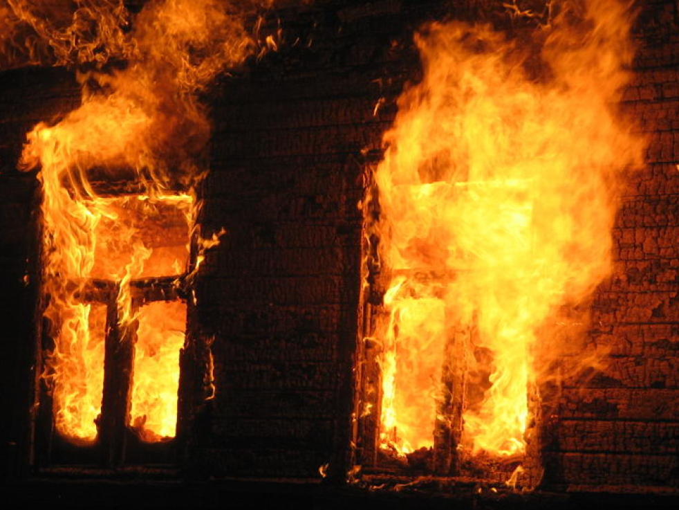 В Унечском районе сгорел дом, есть пострадавший