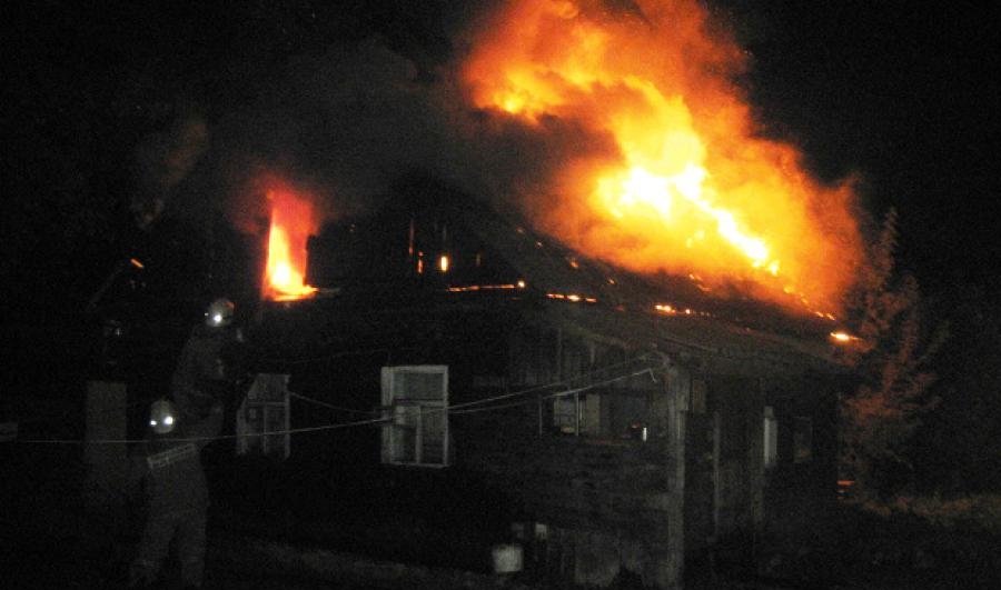В Бытоше ночью сгорел жилой дом