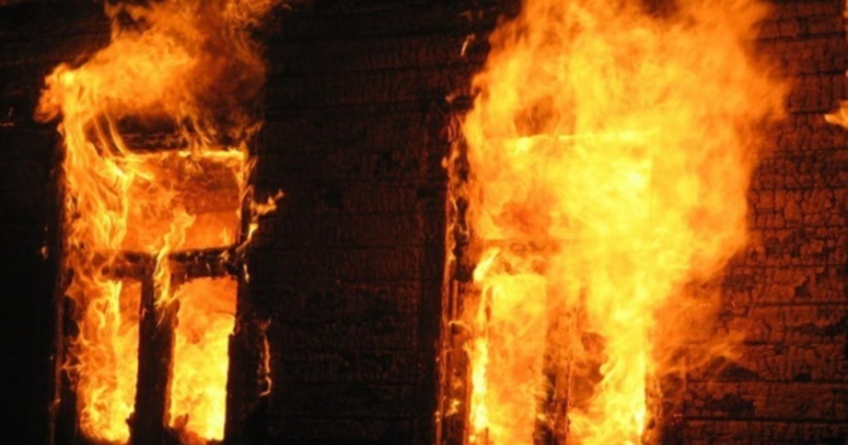 В Карачевском районе полтора часа тушили горящий жилой дом