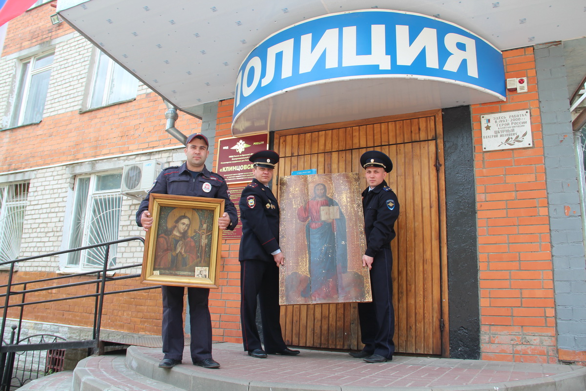 Полицейские вернули клинцовскому храму похищенные иконы