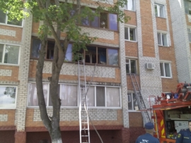 В Брянске пожарные спасли шесть человек из горящей квартиры