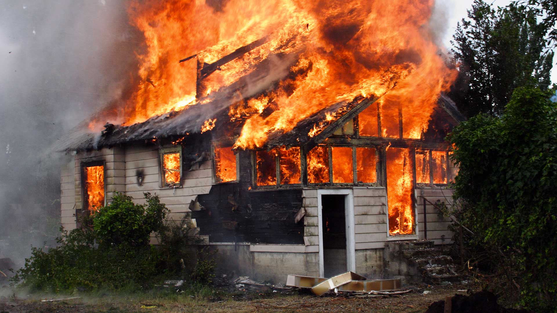 В Суземском районе сгорели дом и сарай