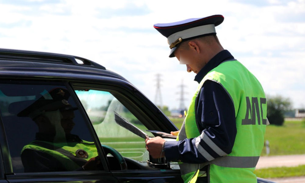 Сотрудники ДПС при проверке документов не вправе требовать от водителя предъявлять светоотражающую одежду