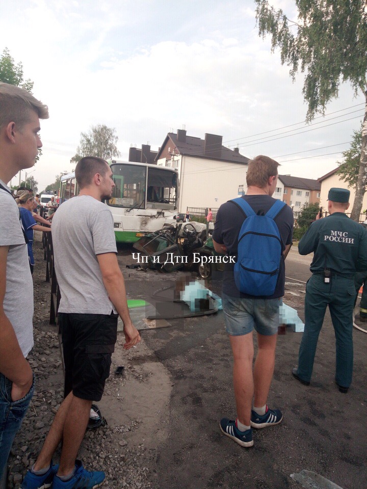 Под Брянском в столкновении автобуса с легковушкой погибли два человека
