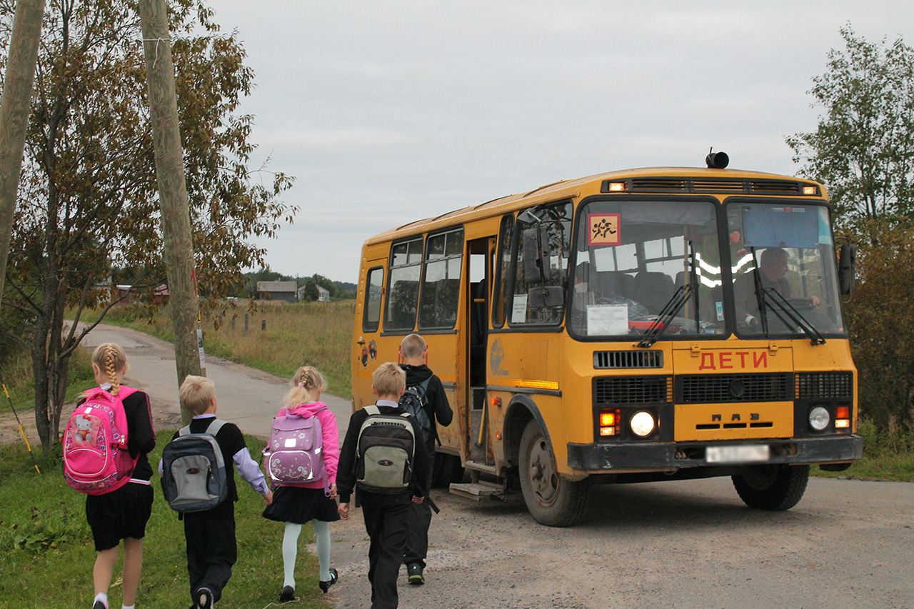 В Комаричском районе дети проходят в день пять километров до школьного автобуса и обратно