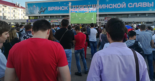 Часть брянских болельщиков сборной России покинули Площадь Партизан еще в перерыве матча с Уругваем
