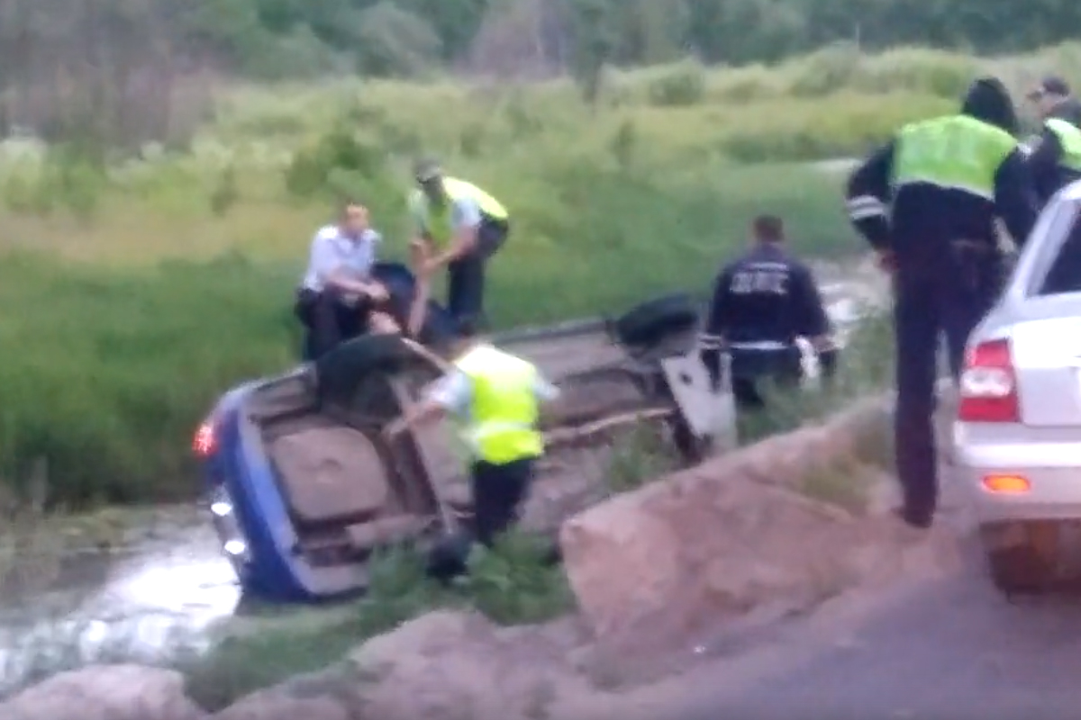 В Брянске пьяный автомобилист, убегая от погони, уронил машину в реку
