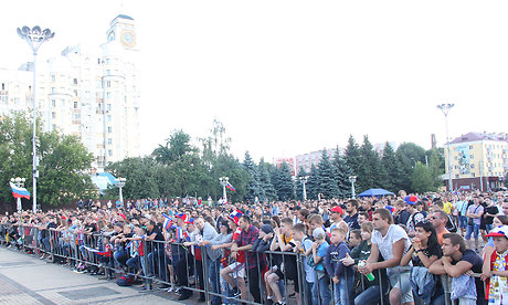 Сотни брянцев встретили победу России над Испанией на площади Партизан