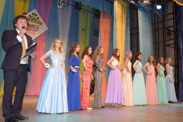 День семьи, любви и верности в Климово отметили конкурсом красоты